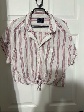 Abercrombie & Fitch White Button-Front Crop Shirt with Red Stripes